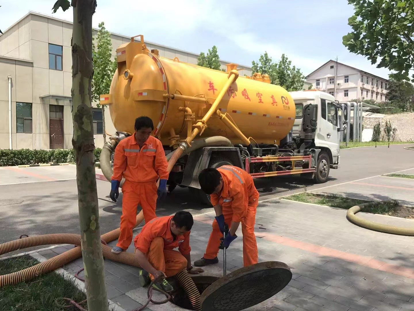 嵊州管道疏通车停在窨井附近